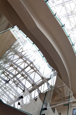 Alışveriş merkezinde alışılmadık iç mekan, alan derinliğine dikkat edin