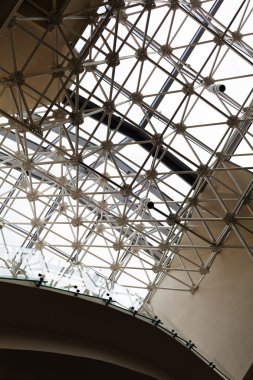 Metal çerçeveli ve camlı parlak iç tavanlar.