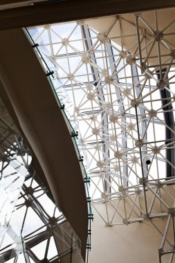 Alışverişte alışılmadık bir tavan, alan derinliğine dikkat edin.