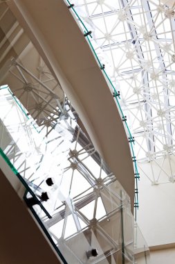 Alışveriş merkezinde alışılmadık iç mekan, alan derinliğine dikkat edin