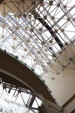 Metal çerçeveli ve camlı parlak iç tavanlar.