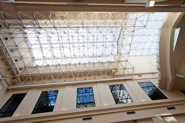 Metal çerçeveli ve havalandırmalı parlak iç tavanlar.