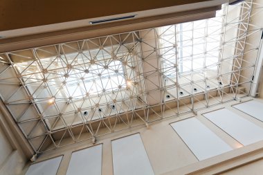 Metal çerçeveli ve camlı parlak iç tavanlar.