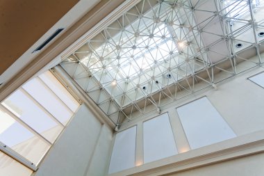 Metal çerçeveli ve camlı parlak iç tavanlar.