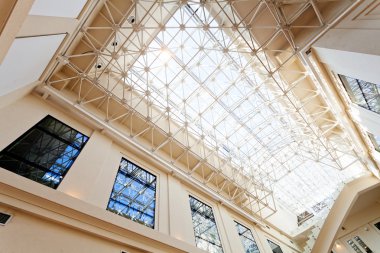 Alışverişte alışılmadık bir tavan, alan derinliğine dikkat edin.