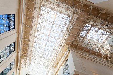 Alışverişte alışılmadık bir tavan, alan derinliğine dikkat edin.