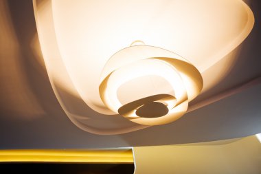 İç kısımda alışılmadık tavan ışıkları, alanın derinliğine dikkat edin.