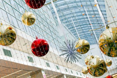 Noel için iç dekore edilmiş bir sürü top, dikkat edin sığ alan derinliği