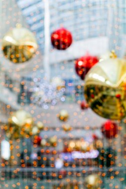 Noel için iç dekore edilmiş, bir sürü toplarla, bulanık arka plan için.