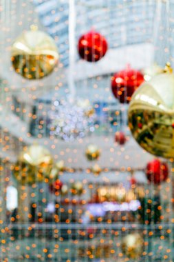 Noel için iç dekore edilmiş, bir sürü toplarla, bulanık arka plan için.