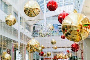 Noel için iç dekore edilmiş bir sürü top, dikkat edin sığ alan derinliği