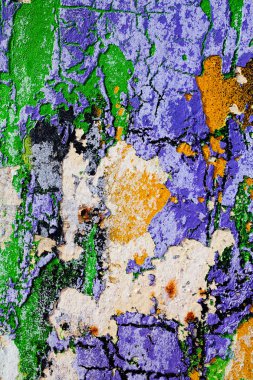 Hasarlı duvarın kalıntıları, yüzeysel alan derinliğine dikkat edin.