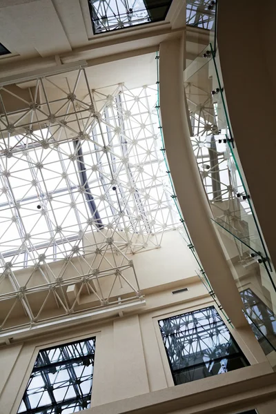 金属フレームとガラスの明るい内部天井 — ストック写真