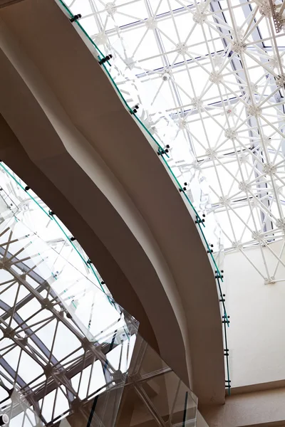 Alışveriş merkezinde alışılmadık iç mekan, alan derinliğine dikkat edin