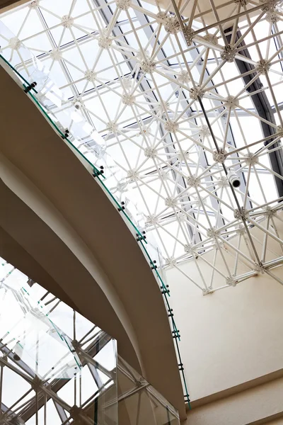 金属製のフレームとガラスの明るい室内天井 — ストック写真