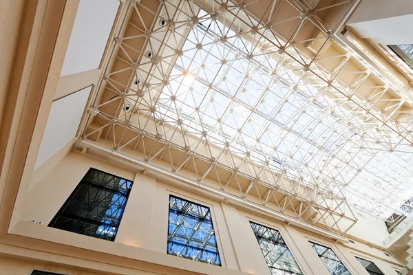 Alışverişte alışılmadık bir tavan, alan derinliğine dikkat edin.