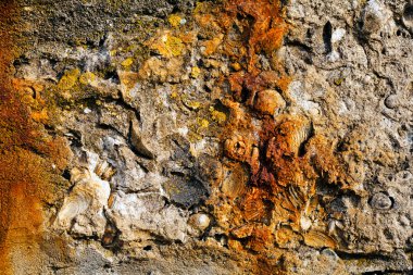 Eski grafiti ile soyut eski taş duvar, sığ alan derinliği not