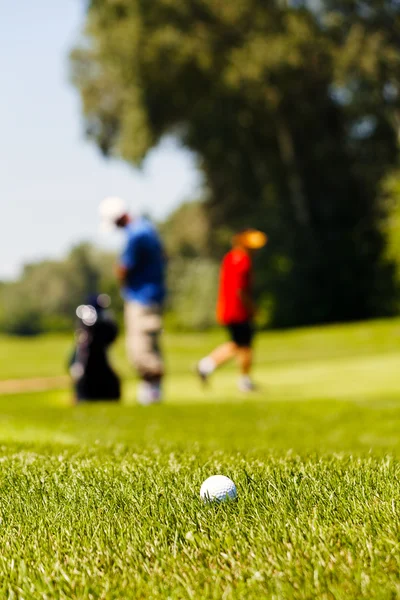 Golfplatz Mit Spielern Beachten Sie Die Geringe Schärfentiefe — Stockfoto