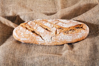 Çarşaf üzerinde taze pişmiş ev yapımı ekmek.