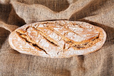 Çarşaf üzerinde taze pişmiş ev yapımı ekmek.