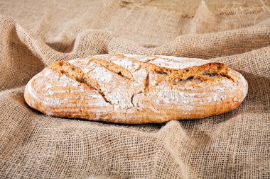 Çarşaf üzerinde taze pişmiş ev yapımı ekmek.