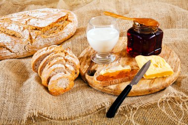 Keten bezinde tereyağı ve bal ile kahvaltı.