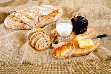 Keten bezinde tereyağı ve bal ile kahvaltı.