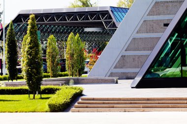 Binanın etrafındaki parkın peyzajı, sığ alan derinliğine dikkat edin