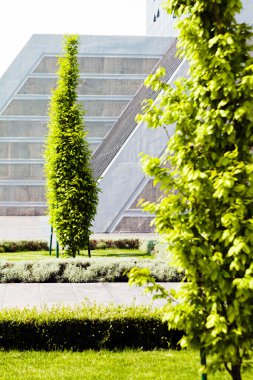 Binanın etrafındaki parkın peyzajı, sığ alan derinliğine dikkat edin