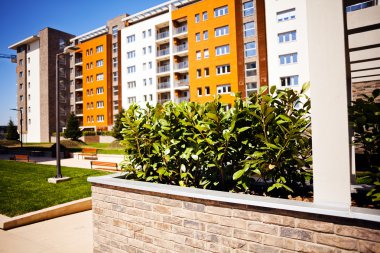 Binanın önündeki tuğlalardan oluşan jardiniera, yüzeysel alan derinliğine dikkat edin.