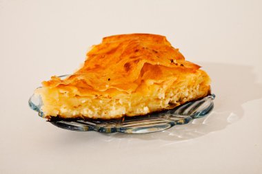 iki dilim peynirli turta ve beyaz bir arka plan.