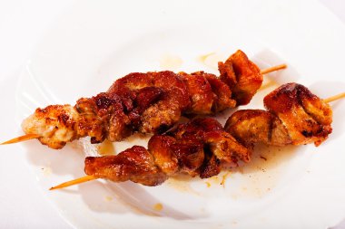 Beyaz arkaplandaki şişler, alan derinliğine dikkat edin