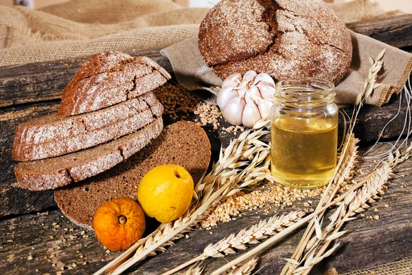 Pão Integral Centeio Uma Tábua Madeira Com Azeite Limão Alho — Fotografia de Stock
