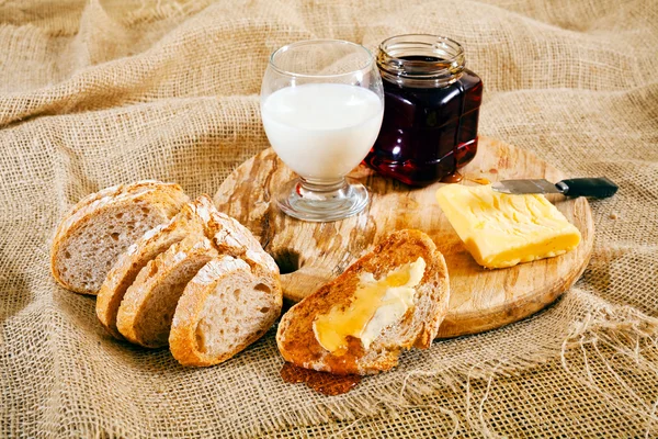 Keten bezinde tereyağı ve bal ile kahvaltı.