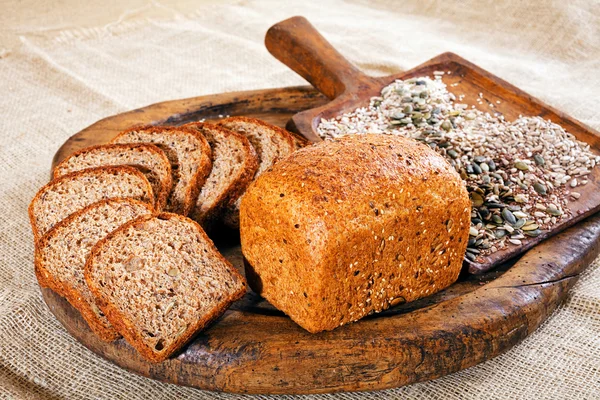 Pain Seigle Avec Des Graines Sur Une Assiette Bois — Photo