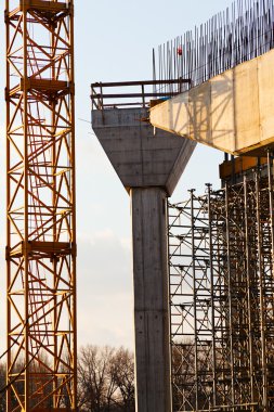 Bir köprü inşaatı, alan derinliği