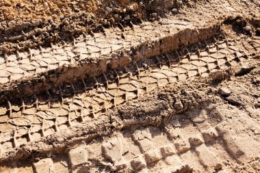 İnşaatta lastik izleri olan daha küçük kum