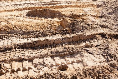 İnşaatta lastik izleri olan daha küçük kum