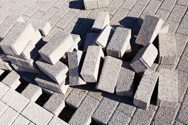 コンクリート製の立方体や建設用の縁石 — ストック写真
