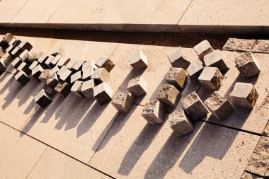 beton küpler, inşaat kaldırımı.