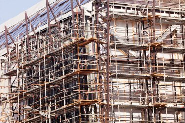 İnşaat iskelesi olan bina.