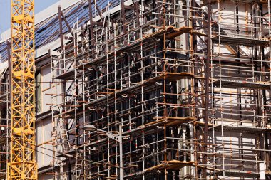 İnşaat iskelesi olan bina.