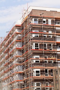 İnşaat iskelesi olan bina.