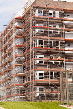 İnşaat iskelesi olan bina.