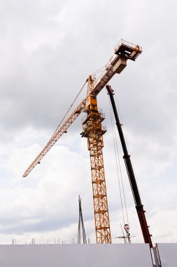 Kabini ve platformu olan bir turna.