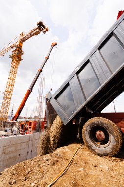 bir inşaat sahasında bir kamyondan boşaltma malzemeleri
