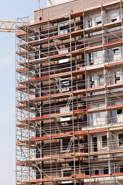 İnşaat iskelesi olan bina.