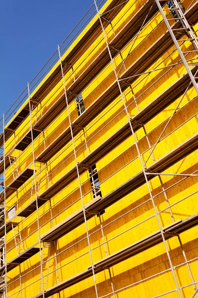 Желтый Защитный Брезент Леса Здании — стоковое фото