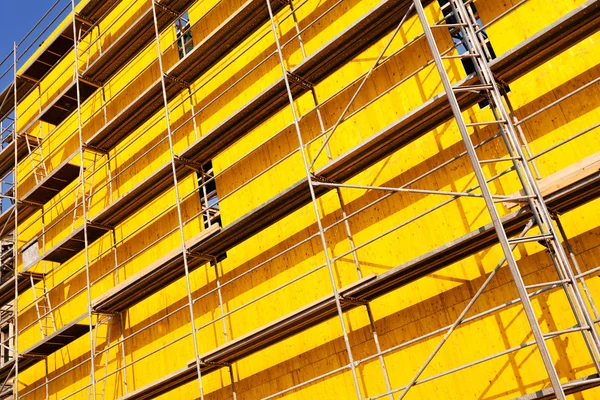 Gele Beschermende Dekzeilen Steigers Een Gebouw — Stockfoto