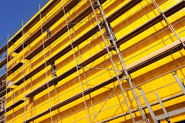 Желтый Защитный Брезент Леса Здании — стоковое фото